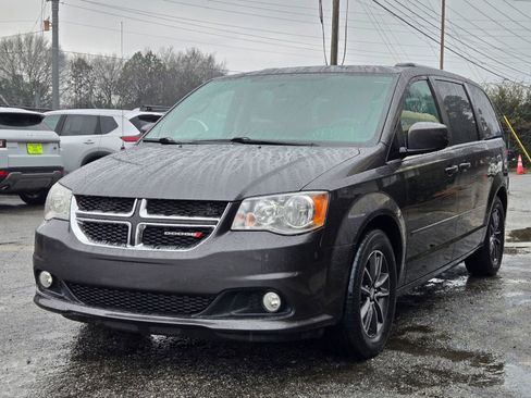 Used 2017 Dodge Grand Caravan SXT image 2