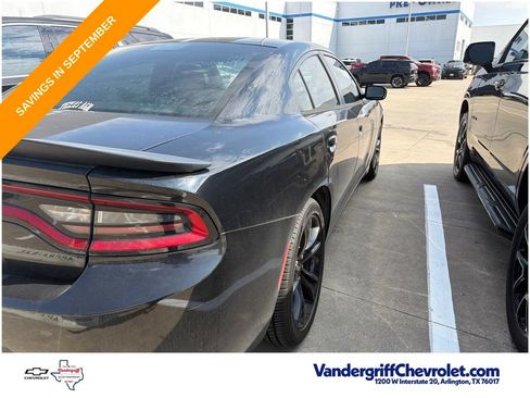 Used 2017 Dodge Charger SE w/ Blacktop Package RWD image 10