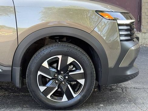 Used 2025 Nissan Kicks SV AWD/4WD image 6