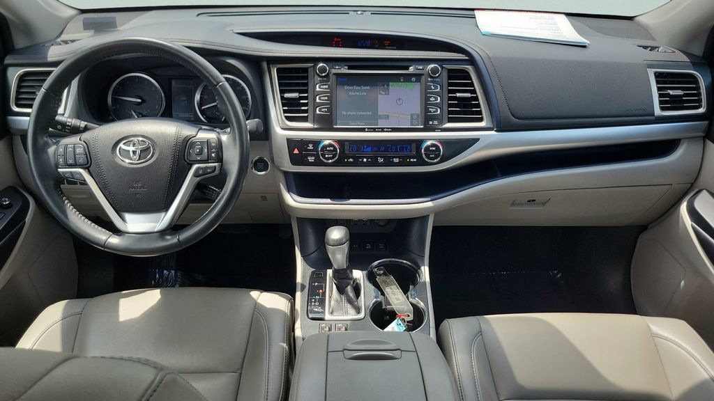 Used 2019 Toyota Highlander XLE AWD/4WD image 11