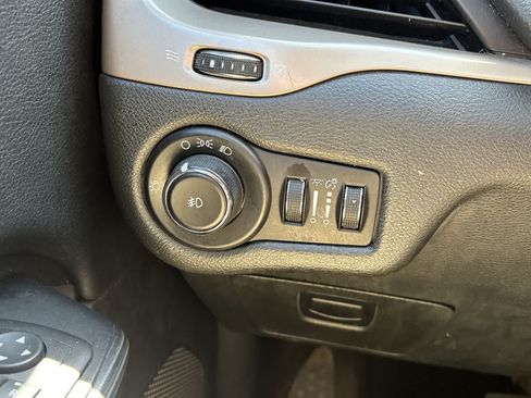 Used 2014 Jeep Cherokee Latitude FWD image 8