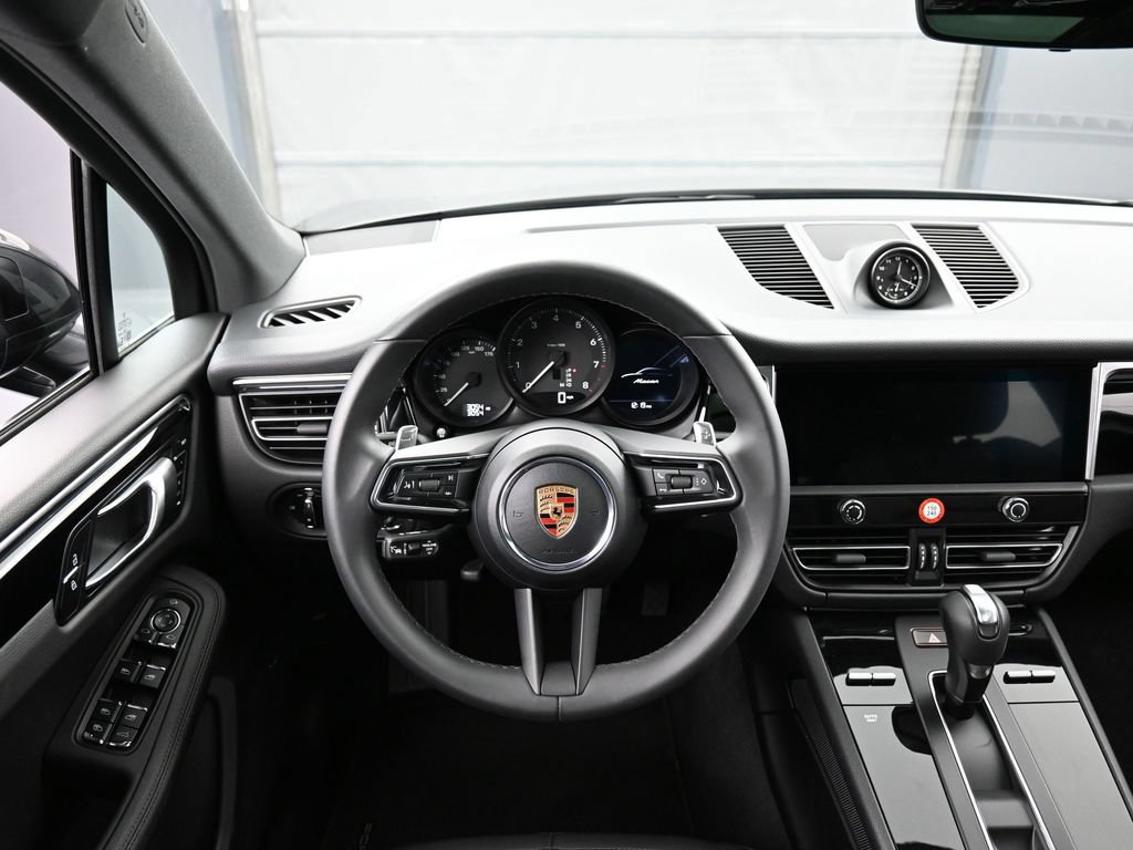 Certified 2025 Porsche Macan AWD/4WD image 17