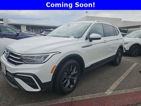 Used 2023 Volkswagen Tiguan SE FWD image 1
