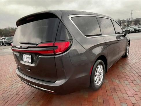 Used 2023 Chrysler Pacifica Touring-L image 9