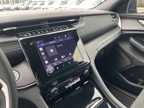 Used 2025 Jeep Grand Cherokee Laredo X image 22