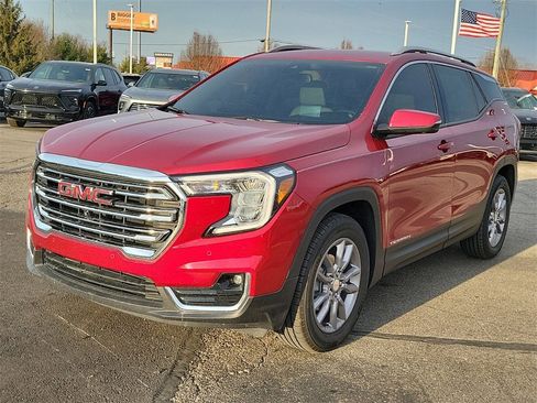 Used 2024 GMC Terrain SLT w/ Tech Package image 2