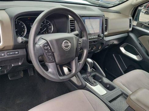 Used 2022 Nissan Frontier SV RWD image 2