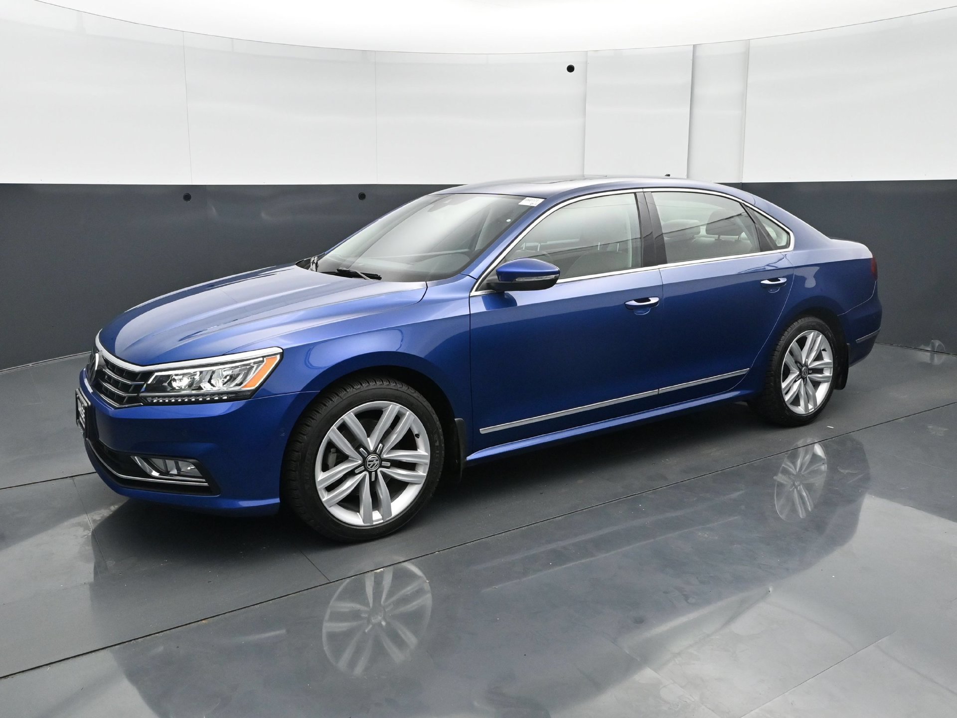 Used 2017 Volkswagen Passat 1.8T SEL Premium FWD image 2