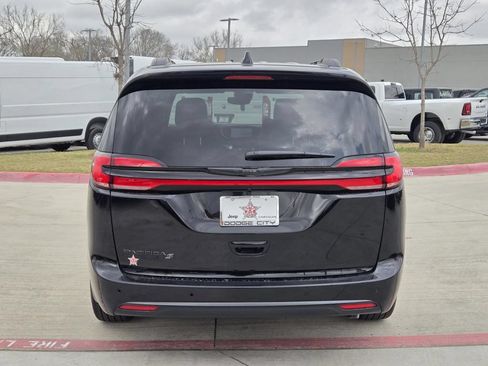 New 2026 Chrysler Pacifica Select w/ S Appearance Package FWD image 3