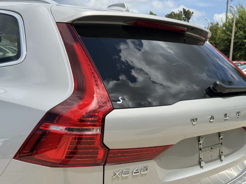 Certified 2023 Volvo XC60 B5 Ultimate w/ Climate Package FWD image 10