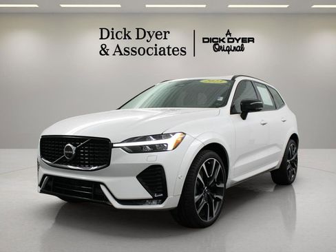 Certified 2023 Volvo XC60 B5 Ultimate w/ Climate Package image 12