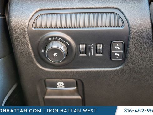 Used 2022 Jeep Wagoneer Series III w/ Premium Group I AWD/4WD image 15