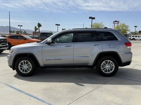 Used 2018 Jeep Grand Cherokee Laredo image 2