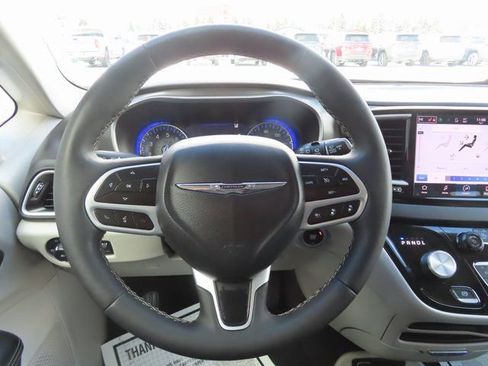 Used 2024 Chrysler Pacifica Touring-L image 33
