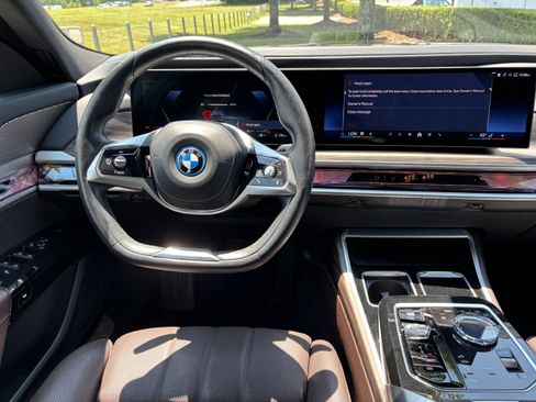 Used 2023 BMW i7 xDrive60 AWD/4WD image 30