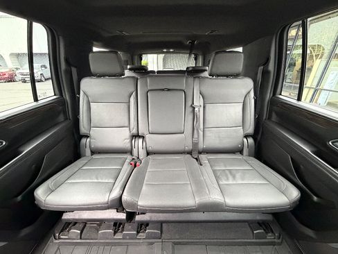 Used 2022 Chevrolet Suburban Z71 w/ Luxury Package AWD/4WD image 4