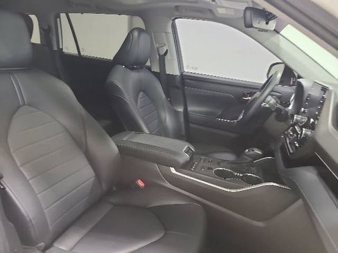 Used 2021 Toyota Highlander XLE AWD/4WD image 17