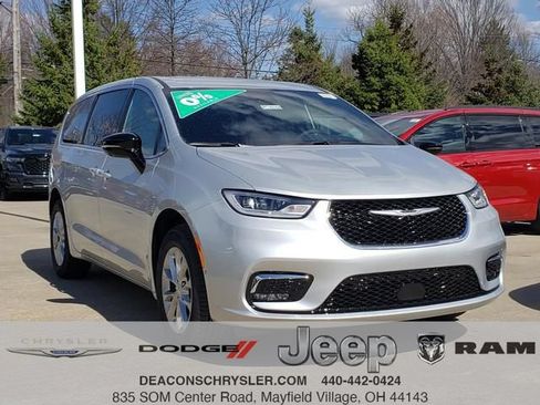 New 2026 Chrysler Pacifica Select AWD/4WD image 1