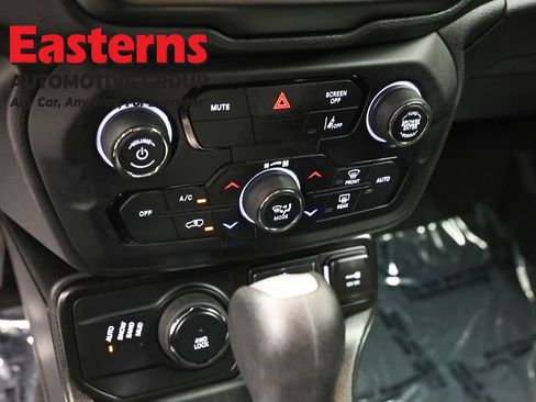 Used 2023 Jeep Renegade Latitude AWD/4WD image 19