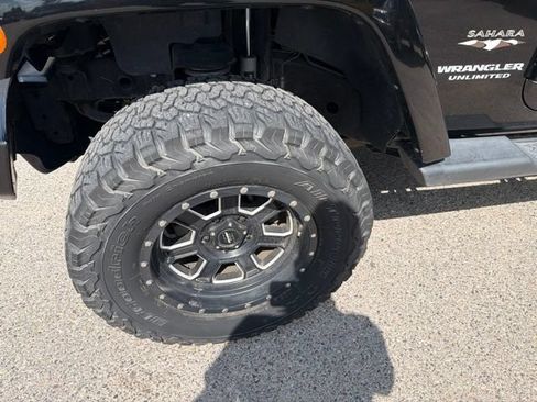 Used 2016 Jeep Wrangler Unlimited Sahara w/ Connectivity Group AWD/4WD image 22