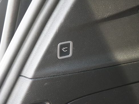 Used 2019 Chrysler Pacifica Touring-L w/ S Appearance Package FWD image 9
