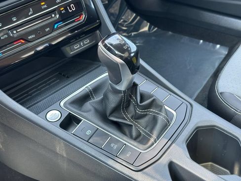 Certified 2025 Volkswagen Jetta SE w/ Sunroof Package FWD image 19