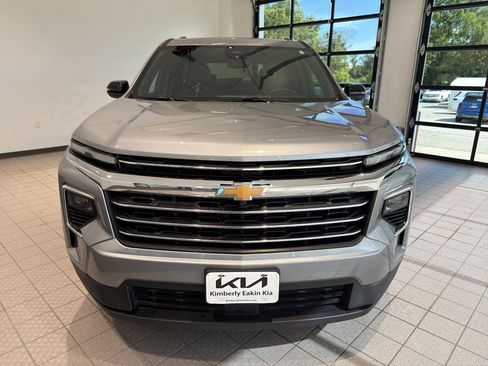 Used 2025 Chevrolet Traverse LT FWD image 8