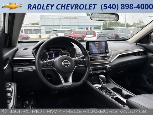 Used 2025 Nissan Altima 2.5 SV FWD image 13