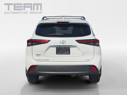 Used 2023 Toyota Highlander XLE FWD image 3