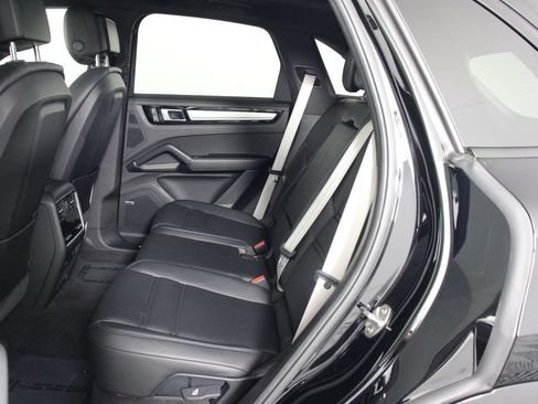 Certified 2022 Porsche Cayenne Platinum Edition AWD/4WD image 33