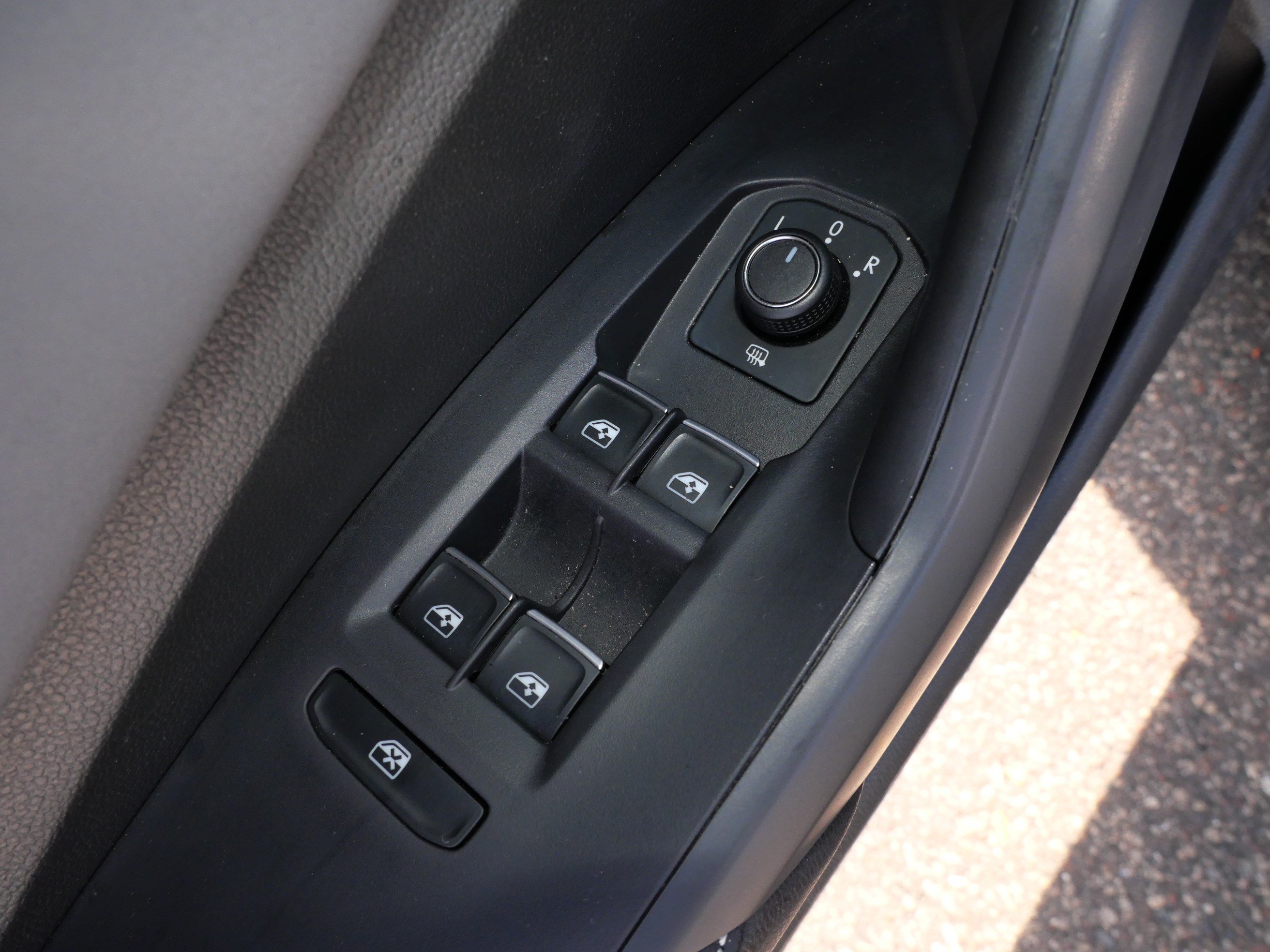Certified 2025 Volkswagen Jetta SE w/ Sunroof Package FWD image 19