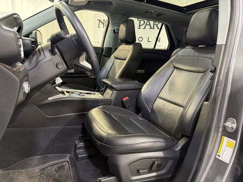 Used 2022 Ford Explorer Limited w/ Equipment Group 301A RWD image 9