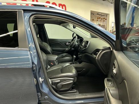 Used 2020 Jeep Cherokee Latitude Plus w/ Comfort/Convenience Group FWD image 12