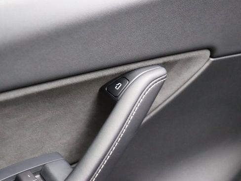 Used 2021 Tesla Model Y Long Range image 33