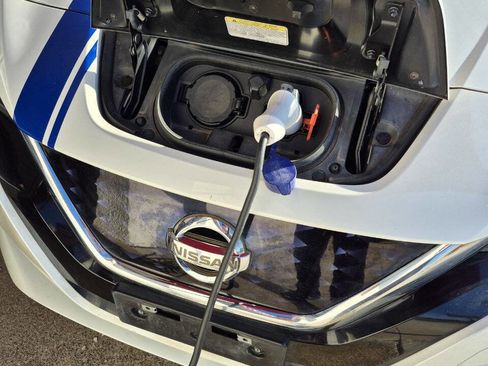 Used 2019 Nissan Leaf SV image 27