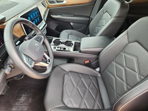 Used 2025 Volkswagen Atlas SE FWD image 21