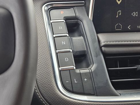 Used 2024 GMC Yukon SLT w/ SLT Luxury Package image 19