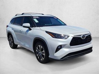 Used 2023 Toyota Highlander XLE FWD video 3