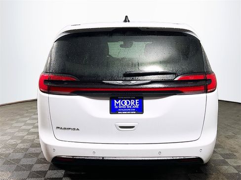 Used 2025 Chrysler Pacifica Select image 7