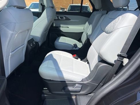 Certified 2025 Ford Explorer Platinum w/ LUX Leather Package AWD/4WD image 24