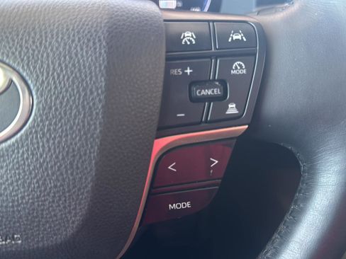 Used 2023 Toyota Crown Limited image 29