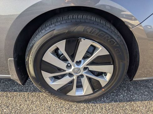 Used 2024 Nissan Altima 2.5 S FWD image 11