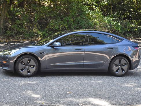 Used 2022 Tesla Model 3 Standard Range image 3