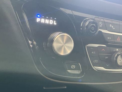 Used 2025 Chrysler Pacifica Select image 19