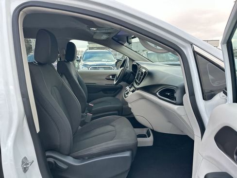 Used 2018 Chrysler Pacifica LX image 27