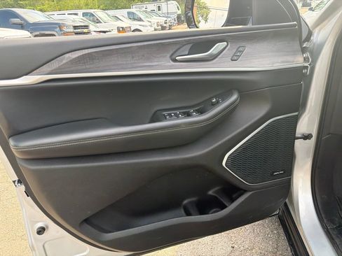 Used 2022 Jeep Grand Cherokee Limited AWD/4WD image 13