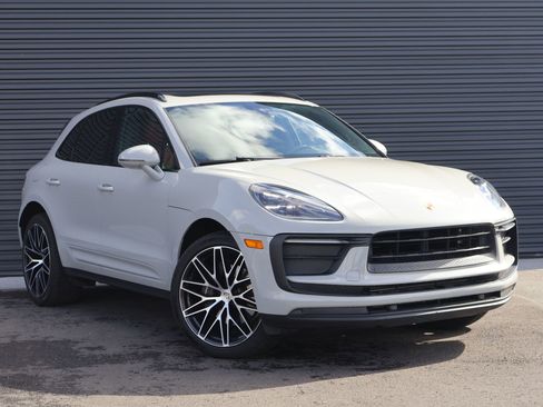 Certified 2022 Porsche Macan image 8