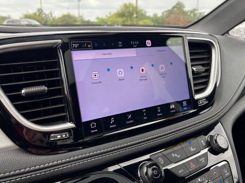 Used 2025 Chrysler Pacifica Limited FWD image 37