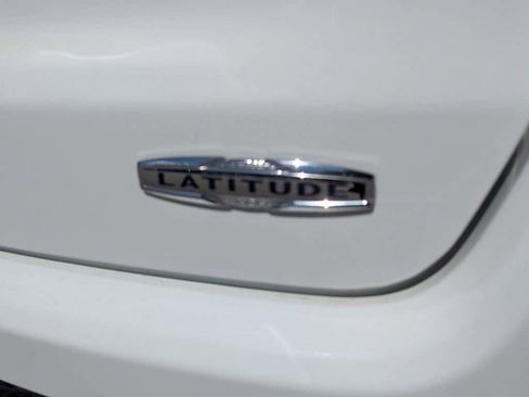 Used 2023 Jeep Compass Latitude image 9