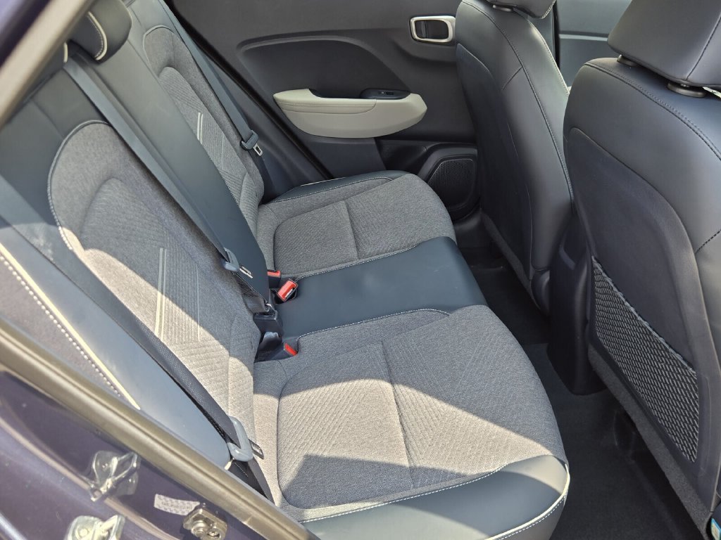 Used 2023 Hyundai Venue Limited FWD image 16